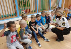 Pani strażniczka pokazuje dzieciom rekwizyty