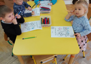 Przedszkolaki starannie pracują