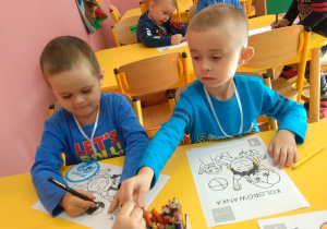 Skupieni na pracy chłopcy