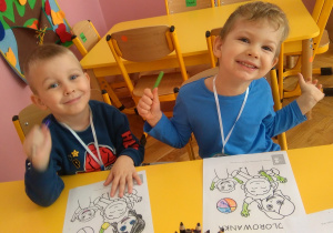 Uśmiechnięci chłopcy