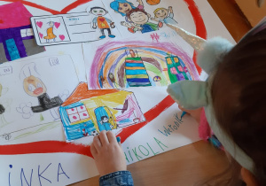 Wyklejanie pracy plastycznej