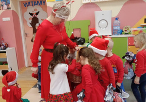 Pani Dyrektor rozdaje słodkie prezenty