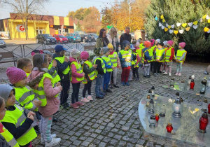 Dzieci śpiewają Barkę pod pomnikiem Jana Pawła II