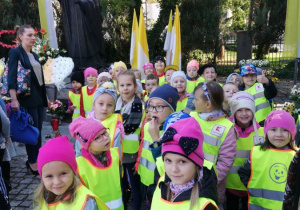 Dzieci pod pomnikiem Jana Pawła II