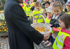Dzieci otrzymują cukierka