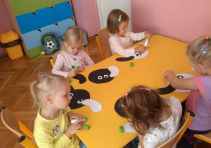 Dziewczynki tworzą swoje pieski