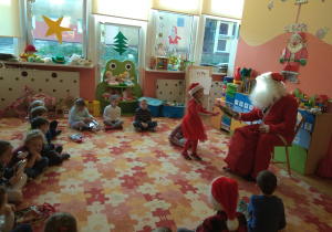 Mikołaj rozdaje prezenty