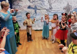 Dzieci wraz z Panią Dyrektor wesoło tańczą przy muzyce