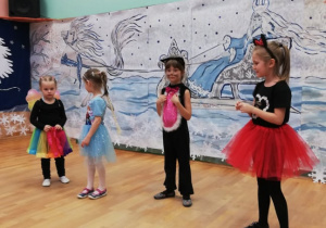 Dziewczynki biorą udział w konkursie tanecznym