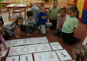 Dzieci układają wspólnie napis Dzień Kota