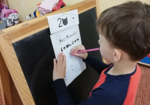 Chłopiec rozwiązuje swoje zadanie przy tablicy