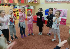 Dzieci biorą udział w zabawie ruchowej ze śpiewem