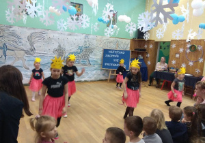 Taniec wykonany przez grupę dziewczynek z koła tanecznego