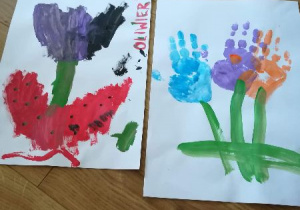 Chłopiec namalował kwiaty farbami