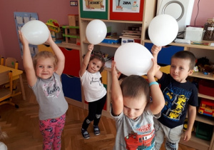 Przedszkolaki trzymają balony