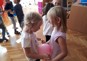 Taniec w parze z różowym balonem