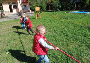 Dzieci przeciągają linę