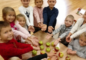 Przedszkolaki lubią jabłka
