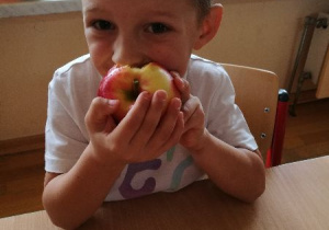 Chłopiec je jabłko