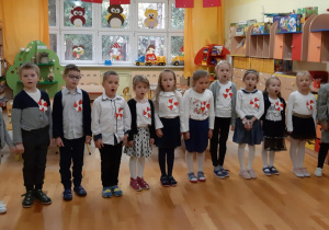 Dzieci śpiewają hymn Polski