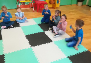 Przedszkolaki dmuchają baloniki