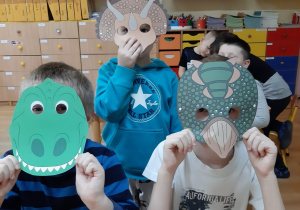 Dzieci w maskach dinozurów