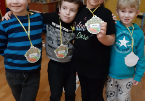 Dzieci z medalami dinozaurów