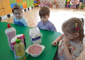 Dzieci oglądają składniki na babeczki