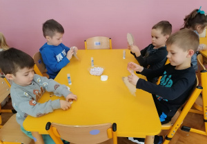 Dzieci przy stoliku