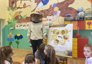 Nauczycielka w stroju pszczelarza