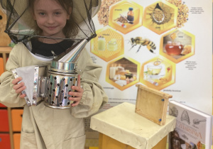 Dziewczynka w stoju pszczelarza