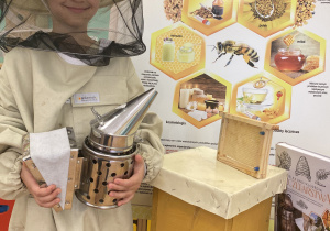 Dziewczynka w stroju pszczelarza