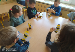 Dzieci z pszczółkami