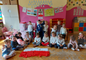 Dzieci z ułożoną flagą Polski