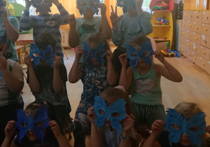 Dzieci w maskach motyli