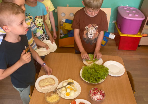 Dzieci wybierają skłądniki do zdrowych kanapek