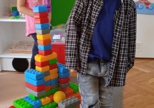 Chłopiec ze swoją budowlą