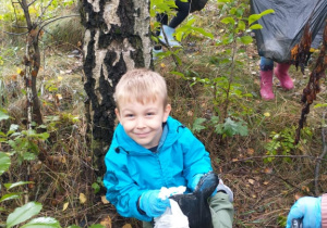 Chłopiec sprząta las