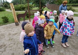 Dzieci zwiedzają Szkółkę Leśną Borowiny