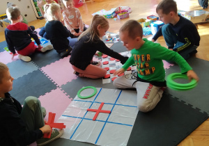 Dzieci grają w kółko i krzyżyk