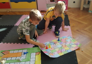 Chłopcy grają w Drabiny i wężę