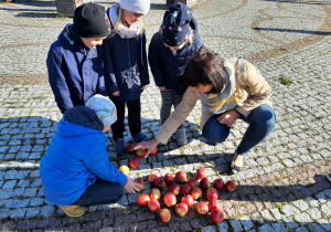 Dzieci liczą jabłka