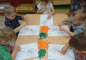 Dzieci wyklejają marchewki