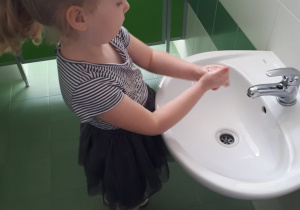 Dziewczynka myje ręce