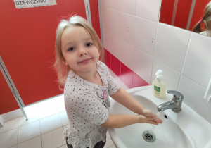 Dziewczynka myje ręce