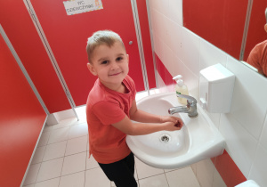 Chłopiec myje ręce