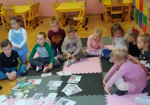 Dzieci słuchają wiadomości na temat poczty i pracy listonosza