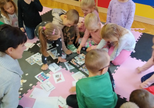 Dzieci oglądają znaczki
