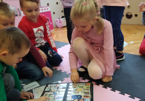 Dzieci oglądają znaczki