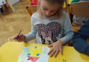 Dziewczynka projektuje znaczek pocztowy
